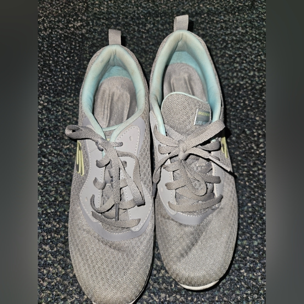 Skechers Womans Gray Lite-Weight Sneaker Size 8